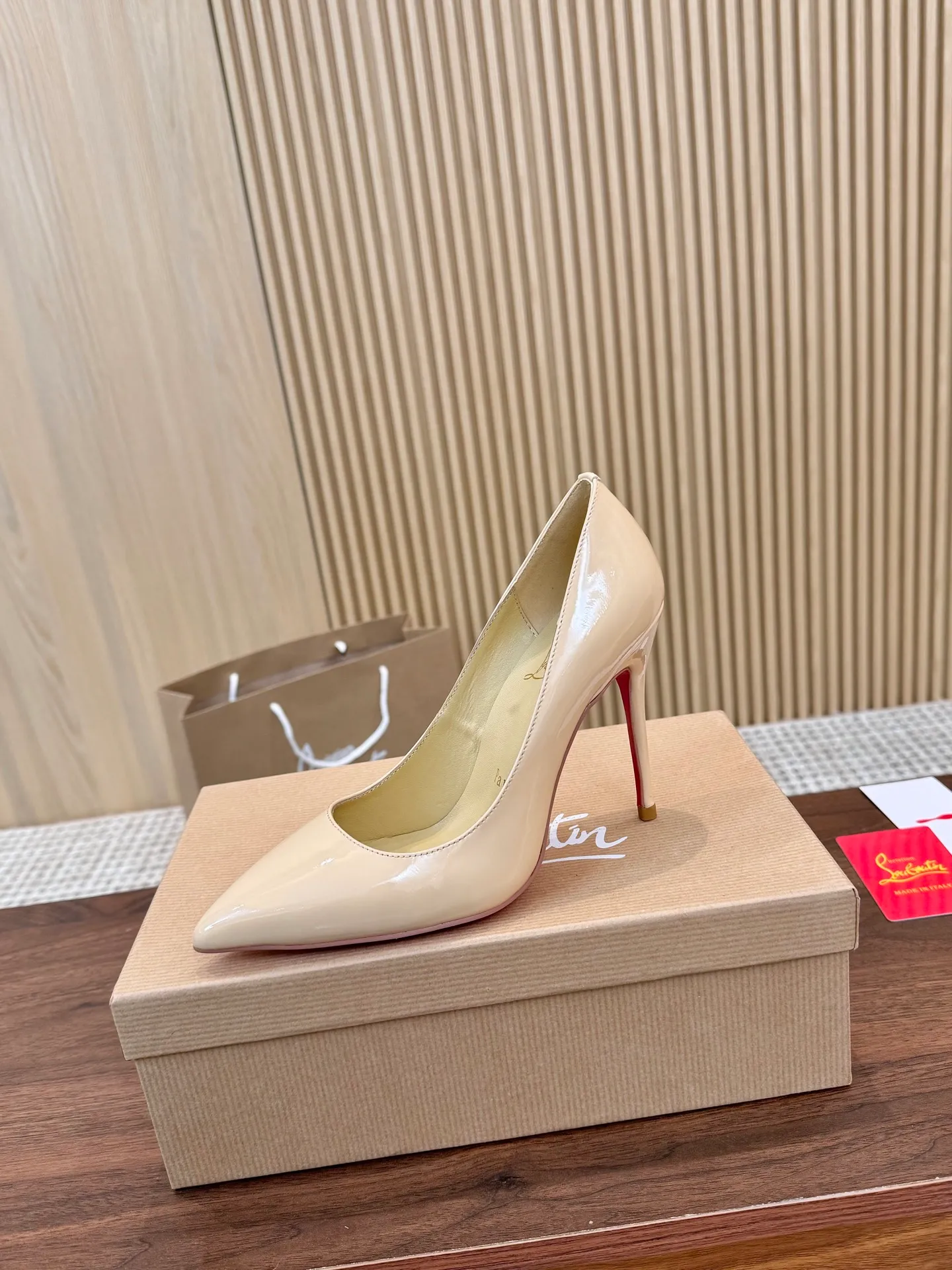 👟👟Ex-factory price 440👟👟 Genuine leather sole +40 Year-round shipment💝Christian Louboutin CL👠 Classic "💎Cow Patent Leather💎Series" noble and luxurious, real blingbling✨ Real materials, all customized by the pattern maker, and the materials are made of original customized materials, achieving the taste of the original 6 color options💍 Upper: Imported 👉Cow patent leather💪 Lining: Sheepskin foot pad/lining Size: 34-40.41.42 Heel height: 10.5cm and 8.5cm two options Leather sole Rubber sole